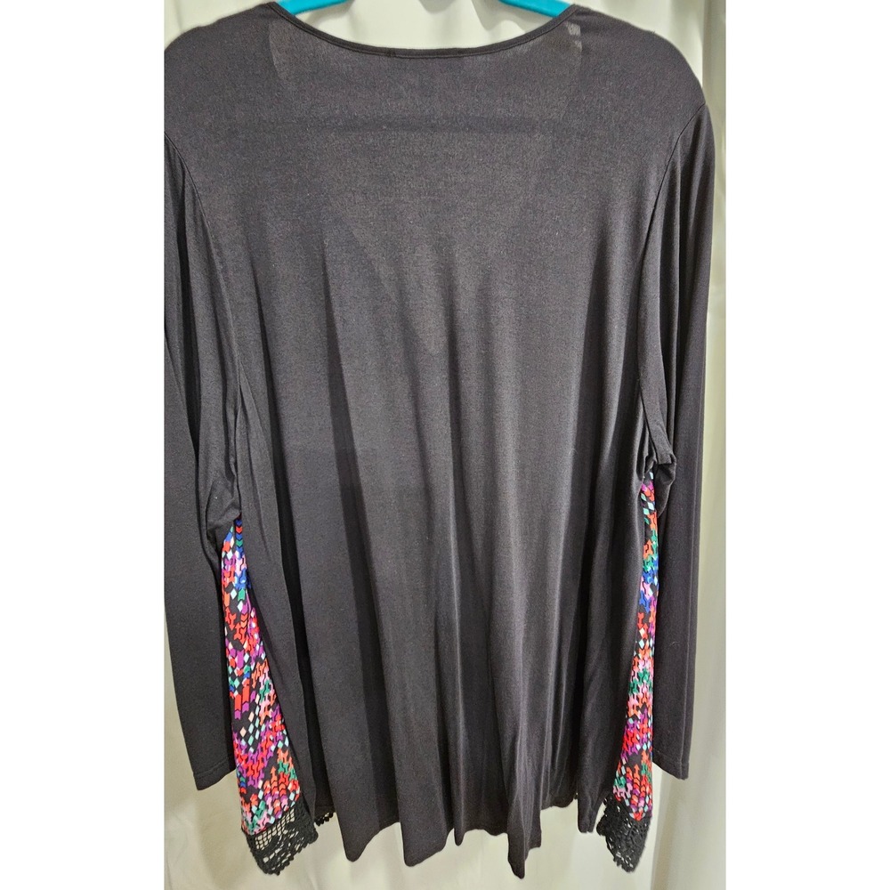 Signature Studio Woman Geometric Arrow Print Lace Trim V-Neck Top 2X Black Multi - Picture 6 of 6